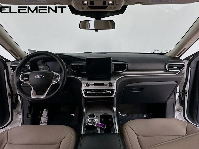 Ford Explorer Vehicle Full-screen Gallery Image 12