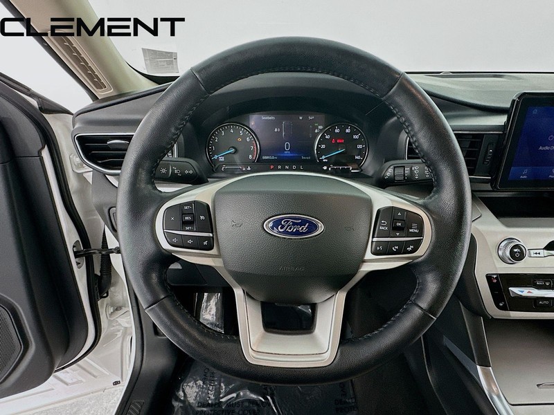 Ford Explorer Vehicle Full-screen Gallery Image 14