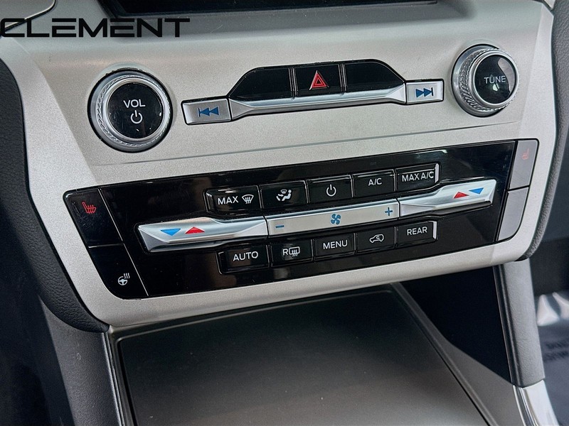 Ford Explorer Vehicle Full-screen Gallery Image 22