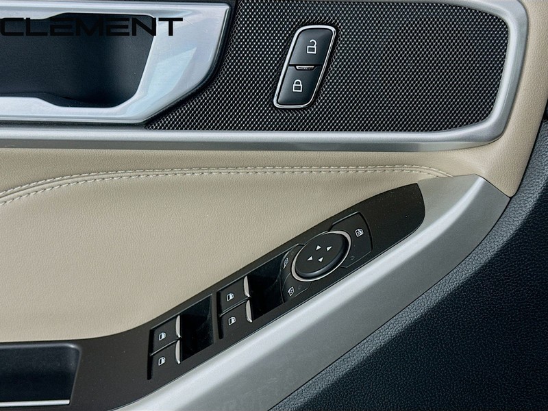 Ford Explorer Vehicle Full-screen Gallery Image 25