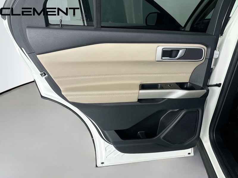 Ford Explorer Vehicle Full-screen Gallery Image 30