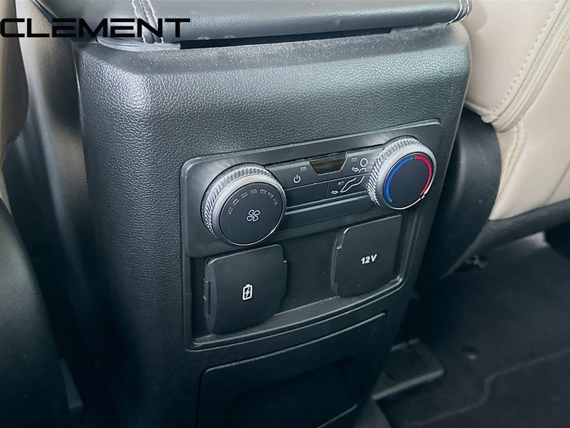 Ford Explorer Vehicle Full-screen Gallery Image 34