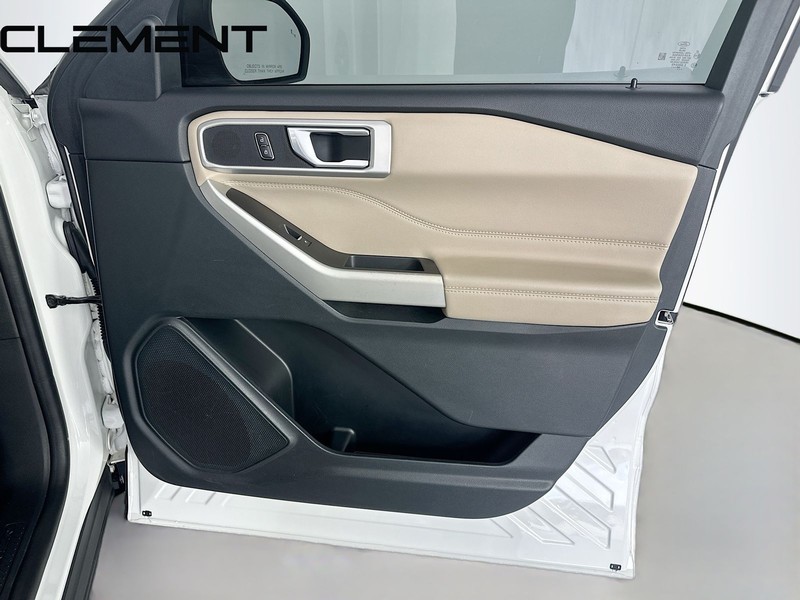 Ford Explorer Vehicle Full-screen Gallery Image 37