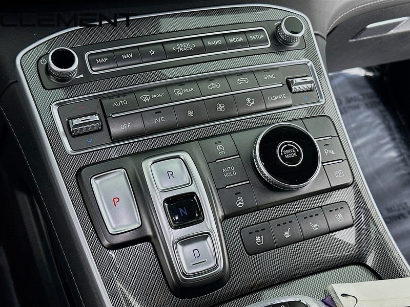 Hyundai Santa Fe Vehicle Full-screen Gallery Image 22