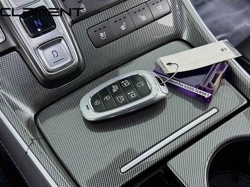 Hyundai Santa Fe Vehicle Full-screen Gallery Image 24