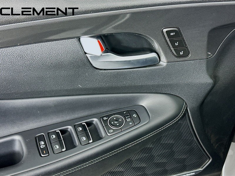 Hyundai Santa Fe Vehicle Full-screen Gallery Image 28