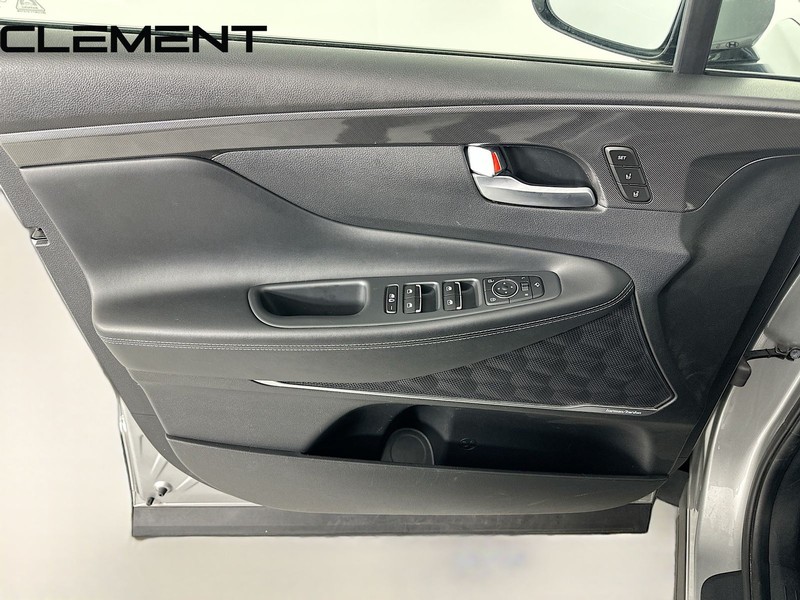 Hyundai Santa Fe Vehicle Full-screen Gallery Image 29