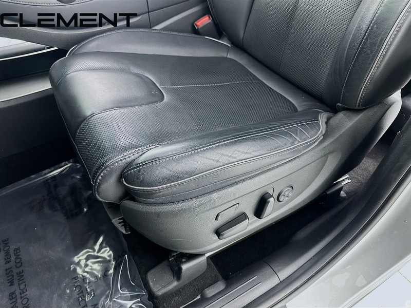 Hyundai Santa Fe Vehicle Full-screen Gallery Image 30