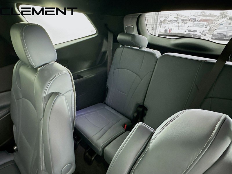 Buick Enclave Vehicle Full-screen Gallery Image 35