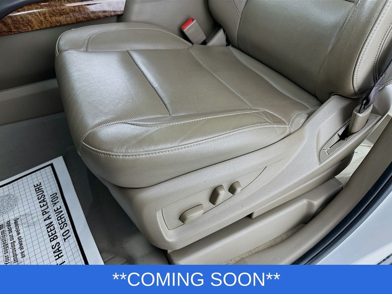 Chevrolet Suburban Vehicle Image 24