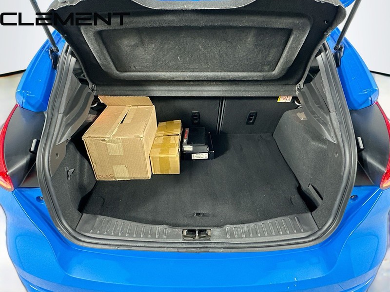 Ford Focus Hatchback Vehicle Image 11