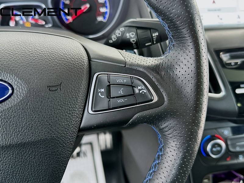 Ford Focus Hatchback Vehicle Image 18