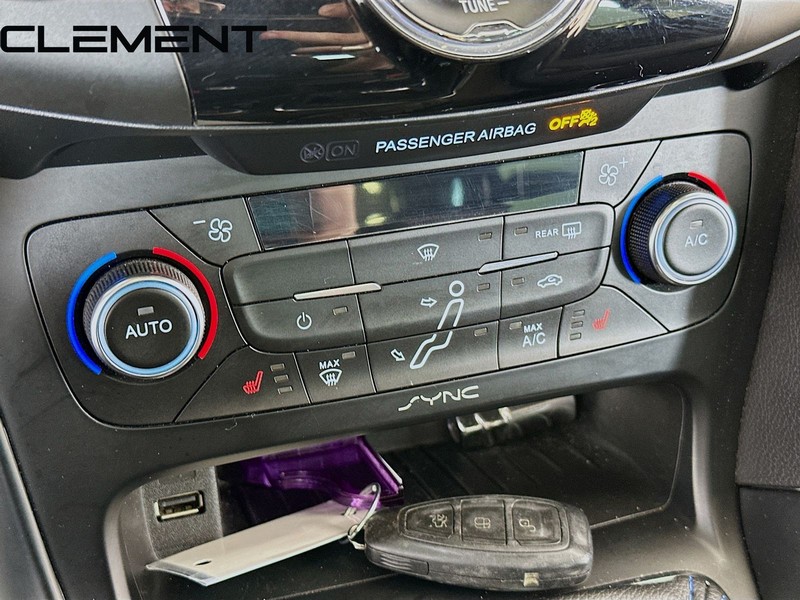 Ford Focus Hatchback Vehicle Image 24