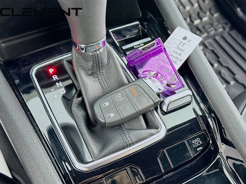 Jeep Compass Vehicle Full-screen Gallery Image 23