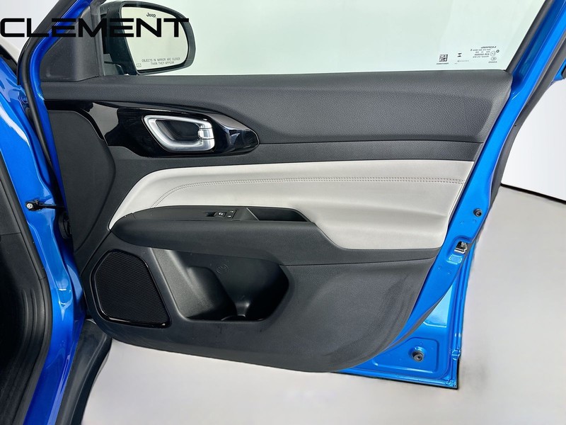 Jeep Compass Vehicle Full-screen Gallery Image 34