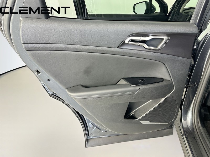 Kia Sportage Vehicle Full-screen Gallery Image 30