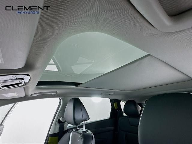 Hyundai Tucson Hybrid Vehicle Full-screen Gallery Image 22