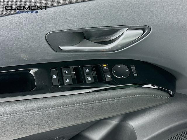 Hyundai Tucson Hybrid Vehicle Full-screen Gallery Image 24