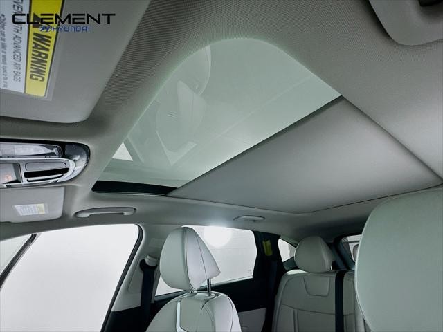 Hyundai Tucson Hybrid Vehicle Full-screen Gallery Image 22