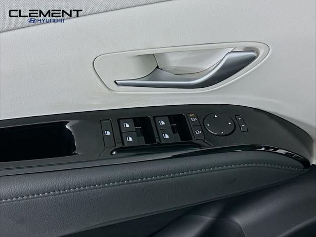 Hyundai Tucson Hybrid Vehicle Full-screen Gallery Image 24