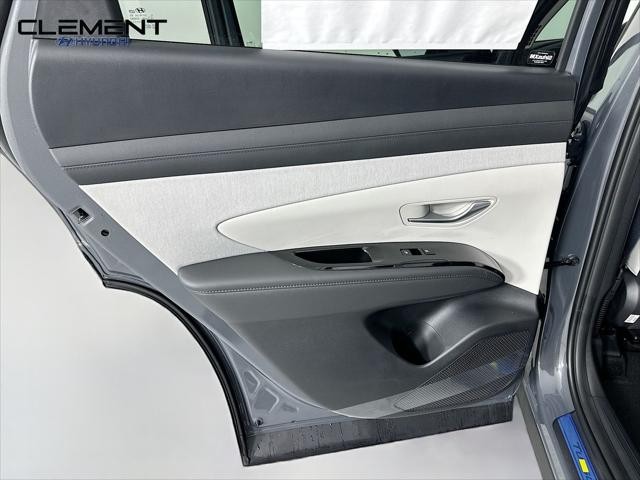 Hyundai Tucson Hybrid Vehicle Full-screen Gallery Image 28