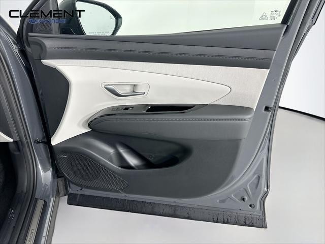 Hyundai Tucson Hybrid Vehicle Full-screen Gallery Image 32