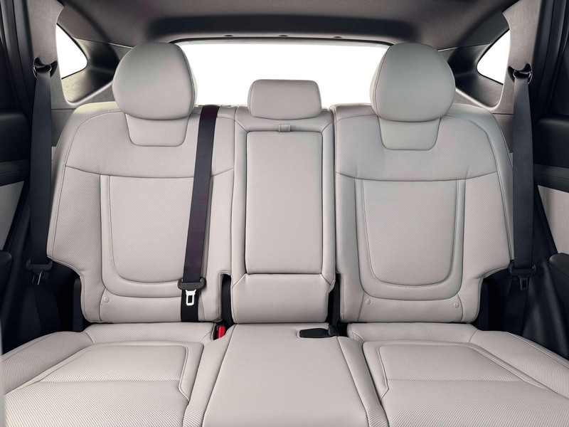 Hyundai Tucson Hybrid Vehicle Full-screen Gallery Image 16