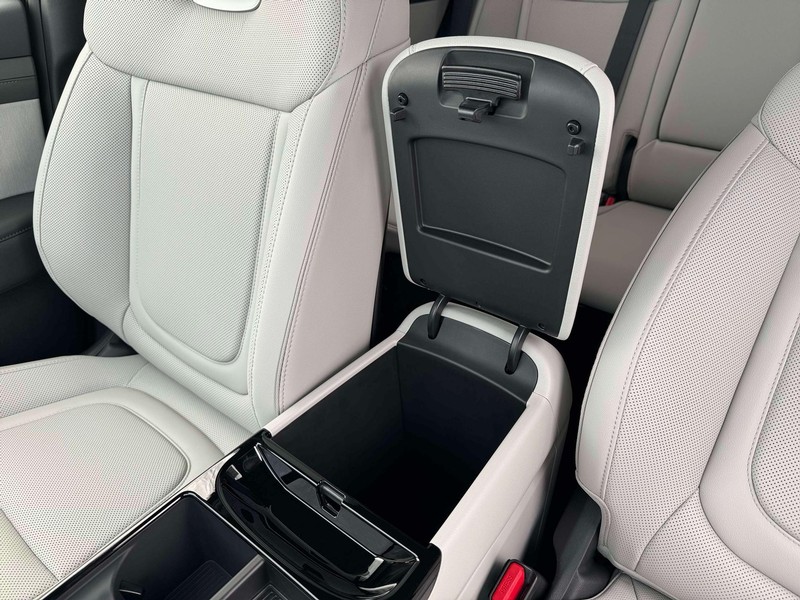 Hyundai Tucson Hybrid Vehicle Full-screen Gallery Image 18