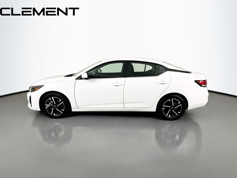 Nissan Sentra Vehicle Full-screen Gallery Image 6