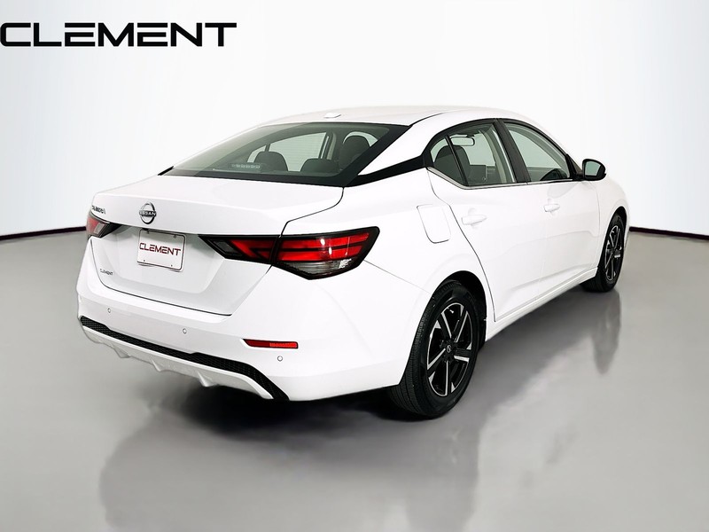 Nissan Sentra Vehicle Full-screen Gallery Image 7