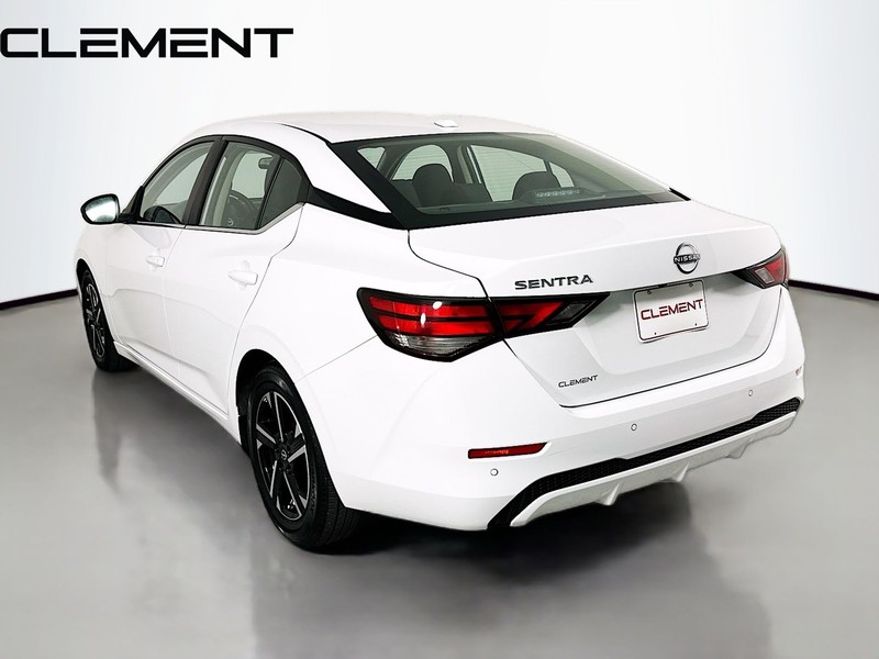 Nissan Sentra Vehicle Full-screen Gallery Image 10