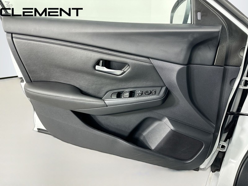 Nissan Sentra Vehicle Full-screen Gallery Image 25