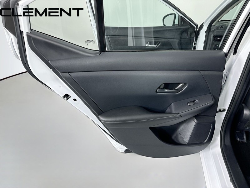 Nissan Sentra Vehicle Full-screen Gallery Image 29