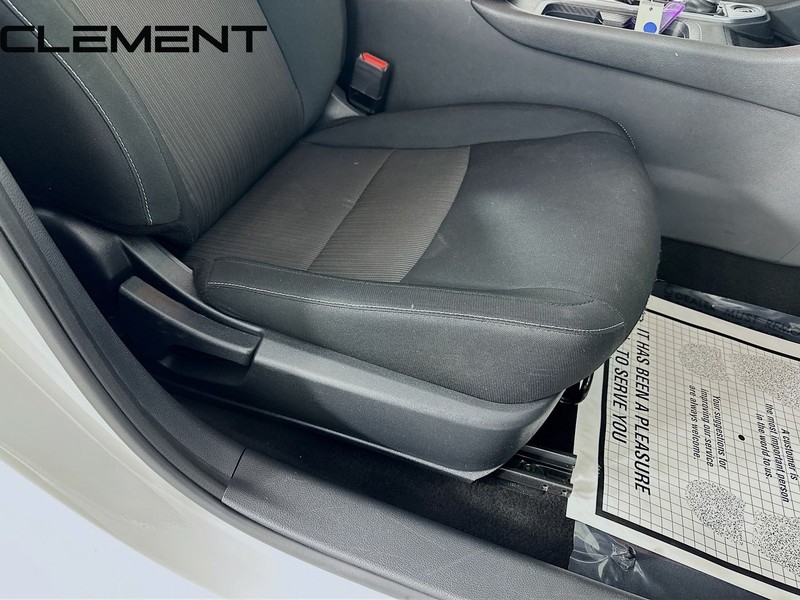 Nissan Sentra Vehicle Full-screen Gallery Image 32