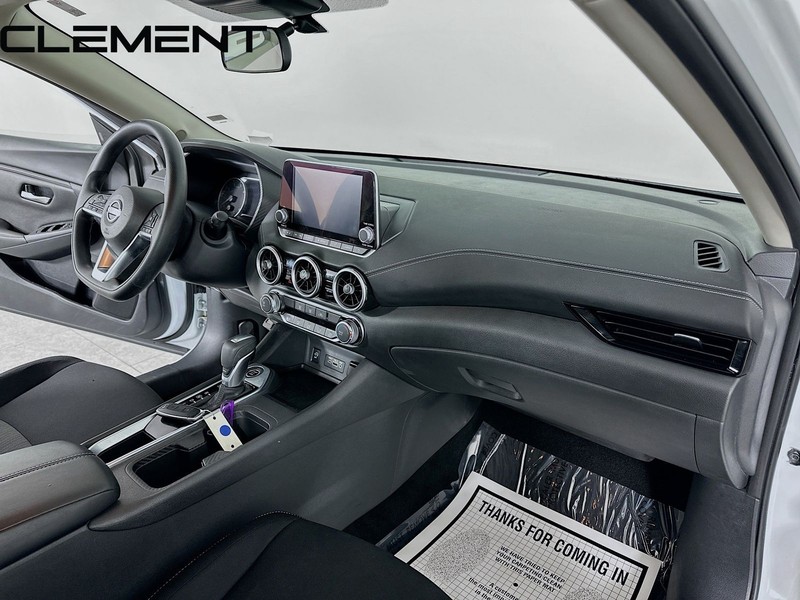 Nissan Sentra Vehicle Full-screen Gallery Image 33