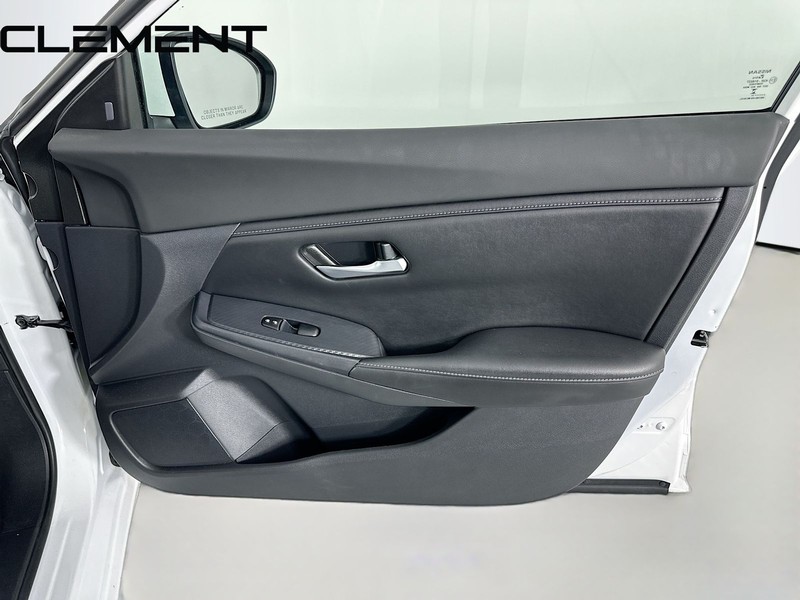 Nissan Sentra Vehicle Full-screen Gallery Image 34