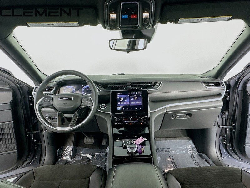 Jeep Grand Cherokee L Vehicle Full-screen Gallery Image 12