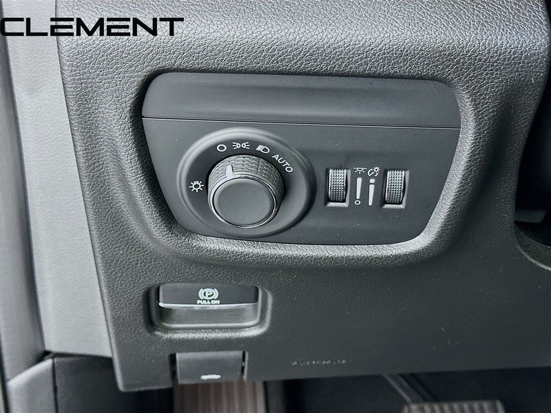 Jeep Grand Cherokee L Vehicle Full-screen Gallery Image 13