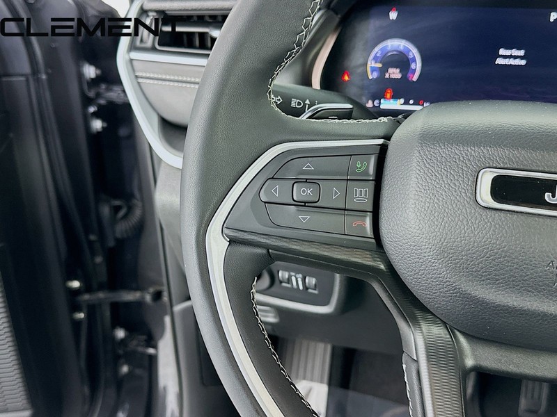 Jeep Grand Cherokee L Vehicle Full-screen Gallery Image 15