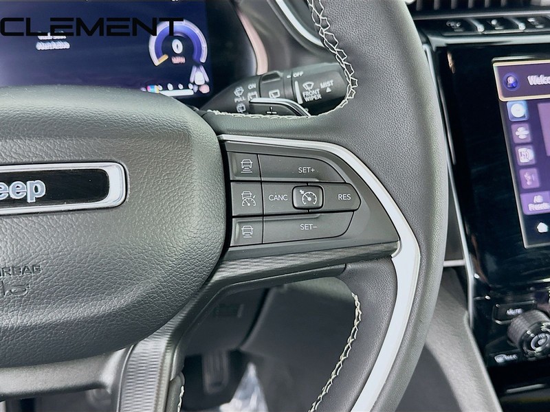 Jeep Grand Cherokee L Vehicle Full-screen Gallery Image 17