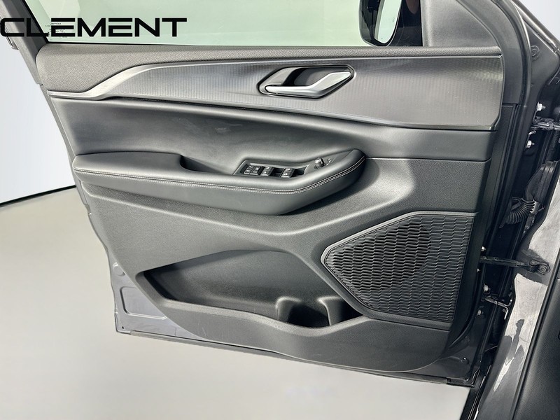 Jeep Grand Cherokee L Vehicle Full-screen Gallery Image 27