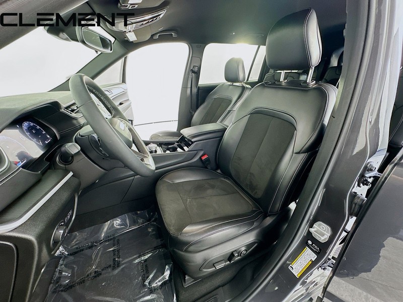 Jeep Grand Cherokee L Vehicle Full-screen Gallery Image 29