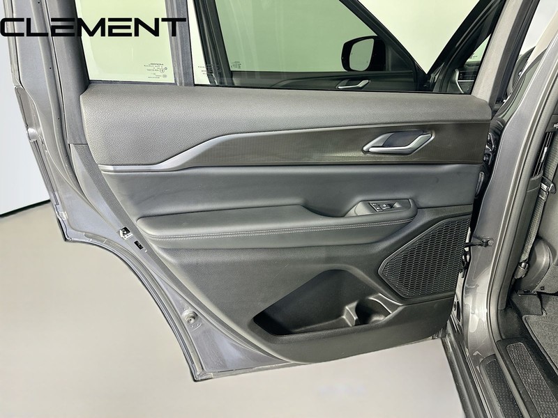 Jeep Grand Cherokee L Vehicle Full-screen Gallery Image 30