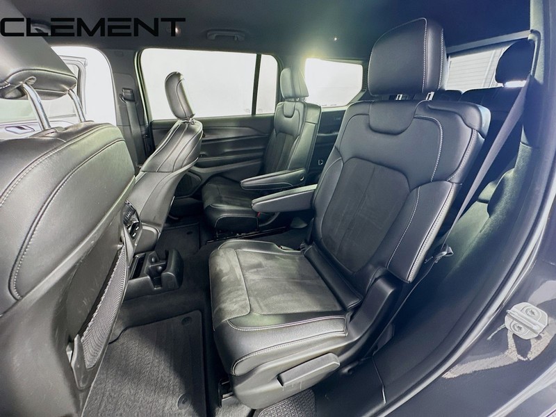 Jeep Grand Cherokee L Vehicle Full-screen Gallery Image 32