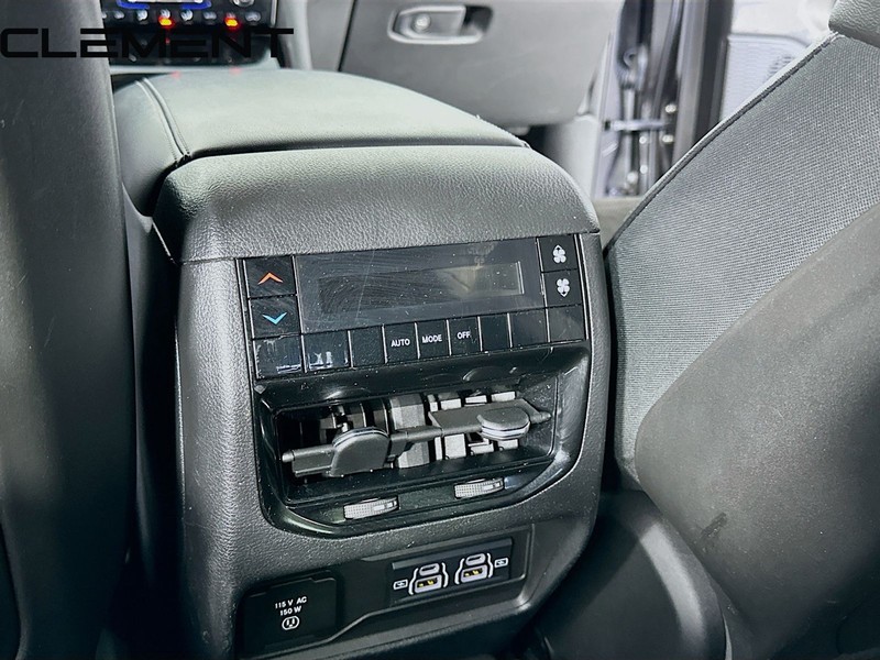 Jeep Grand Cherokee L Vehicle Full-screen Gallery Image 34