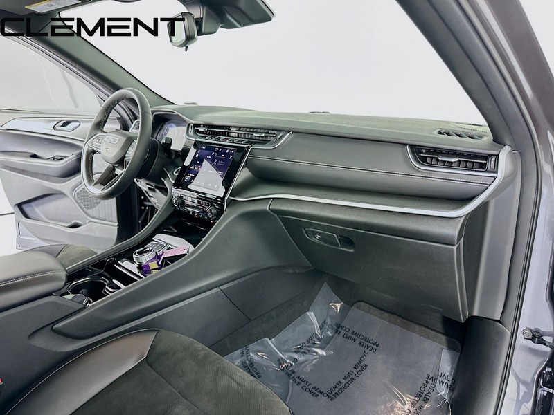 Jeep Grand Cherokee L Vehicle Full-screen Gallery Image 36