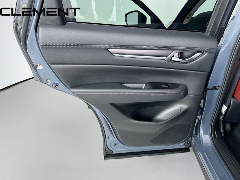 Mazda CX-5 Vehicle Full-screen Gallery Image 33