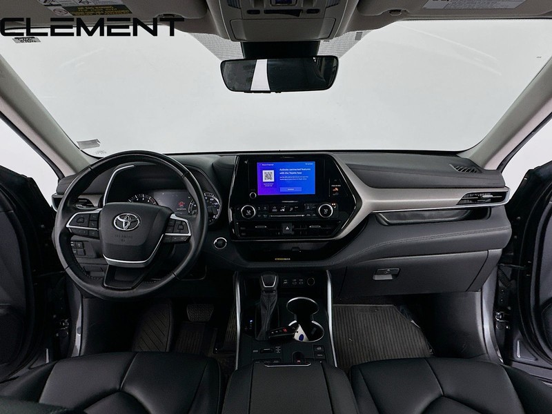 Toyota Highlander Vehicle Full-screen Gallery Image 12