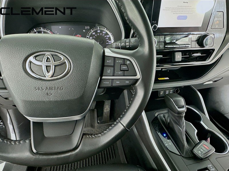 Toyota Highlander Vehicle Full-screen Gallery Image 17
