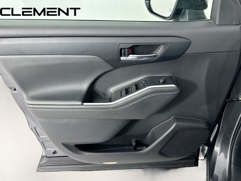 Toyota Highlander Vehicle Full-screen Gallery Image 28